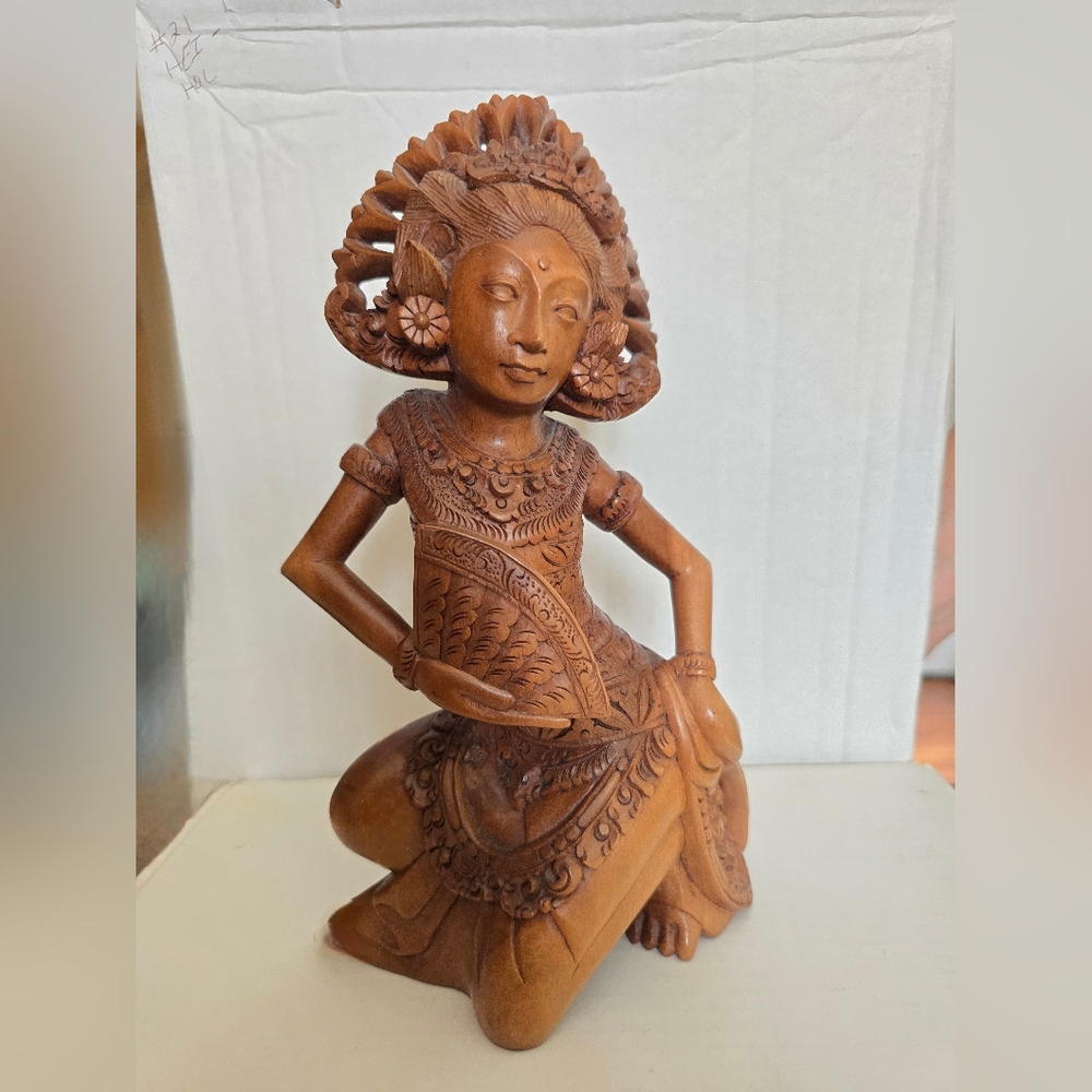 Balinese Dancing Woman Sculpture – Hand-Carved Suar Wood